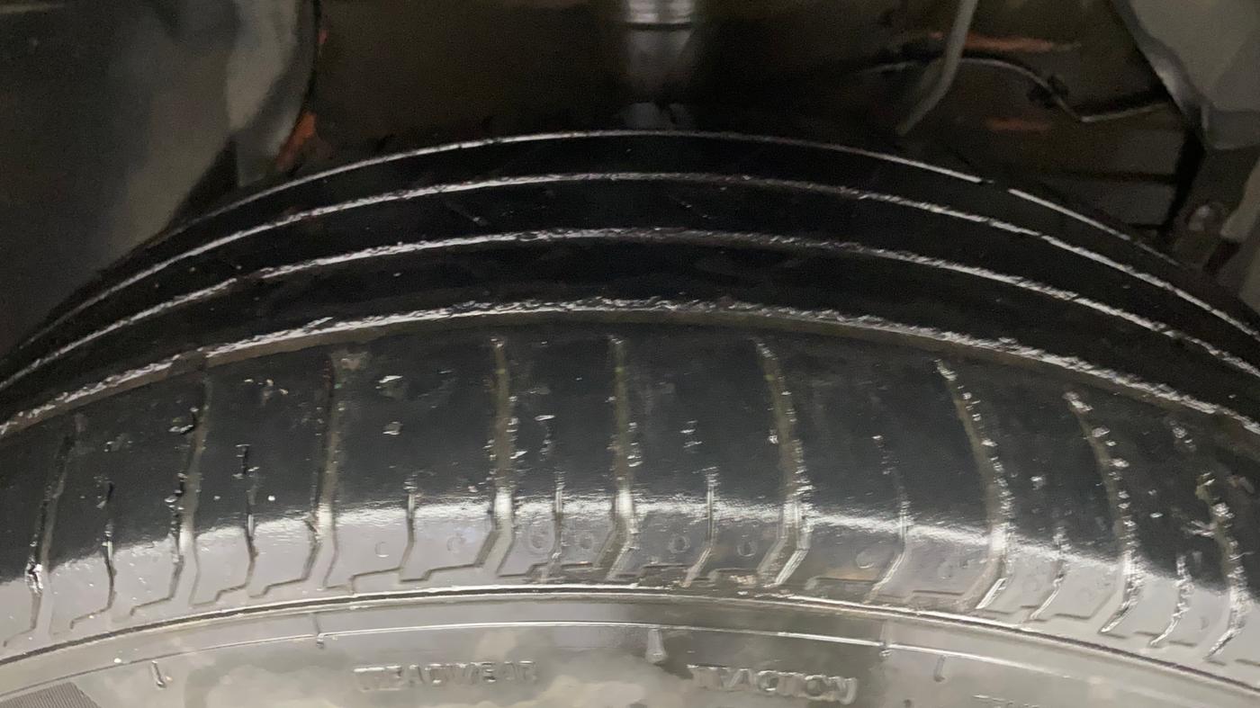 2016 Maruti Vitara Brezza ZDI, Diesel, Manual, 1,05,189 km, Right Front Tyre Tread