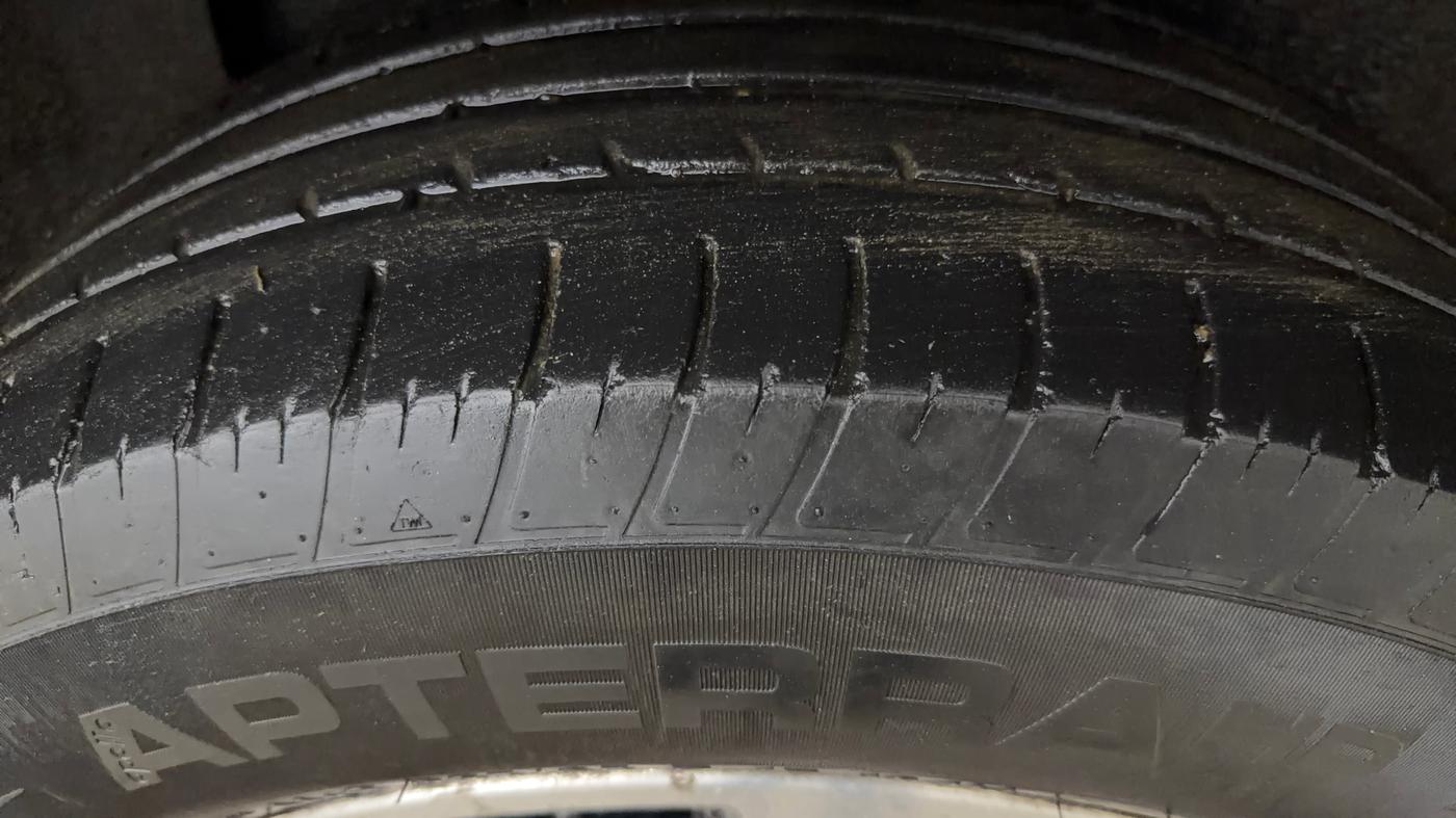 2022 Tata Harrier XZA PLUS 2.0L, Diesel, Automatic, 75,000 km, Left Rear Tyre Tread