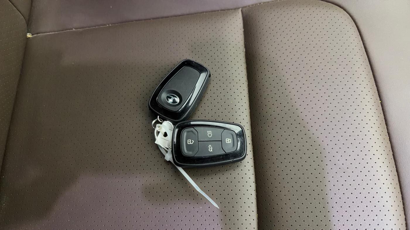 2022 Tata Harrier XZA PLUS 2.0L, Diesel, Automatic, 75,000 km, Key Close Up