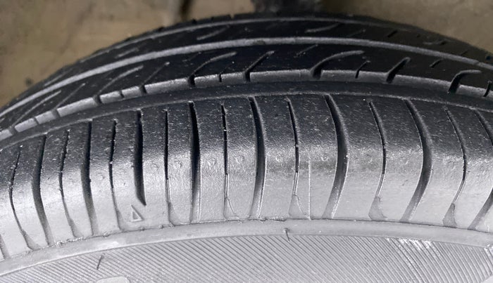 2016 Maruti Alto 800 LXI, Petrol, Manual, 72,918 km, Right Front Tyre Tread