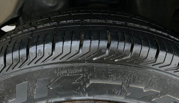 2012 Toyota Innova 2.5 GX 8 STR BS IV, Diesel, Manual, 2,02,398 km, Right Front Tyre Tread