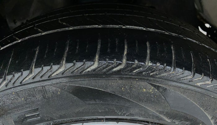 2012 Toyota Innova 2.5 GX 8 STR BS IV, Diesel, Manual, 2,02,398 km, Left Front Tyre Tread