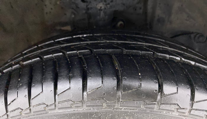 2017 Honda BR-V 1.5L I- DTEC S, Diesel, Manual, 1,18,052 km, Right Front Tyre Tread