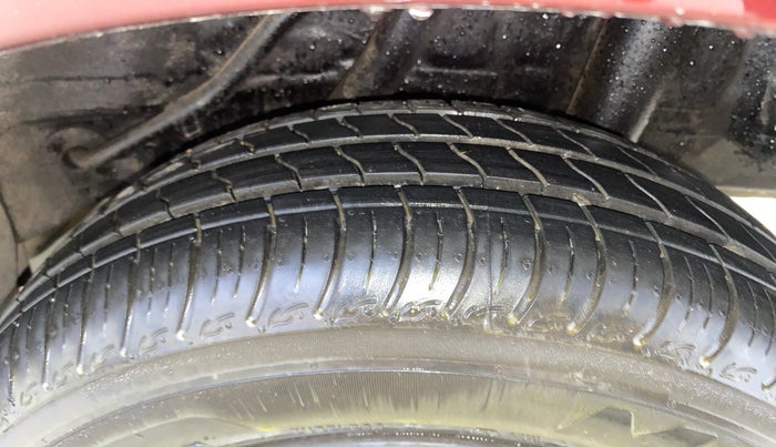 2015 Honda Amaze 1.2L I-VTEC S, Petrol, Manual, 1,23,085 km, Left Rear Tyre Tread