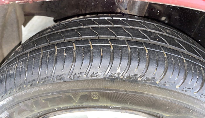 2015 Honda Amaze 1.2L I-VTEC S, Petrol, Manual, 1,23,085 km, Left Front Tyre Tread