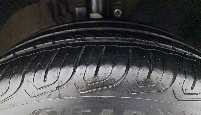 2014 Volkswagen Polo HIGHLINE1.2L, Petrol, Manual, 1,22,614 km, Right Front Tyre Tread