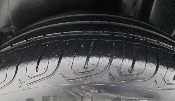 2014 Volkswagen Polo HIGHLINE1.2L, Petrol, Manual, 1,22,614 km, Left Rear Tyre Tread