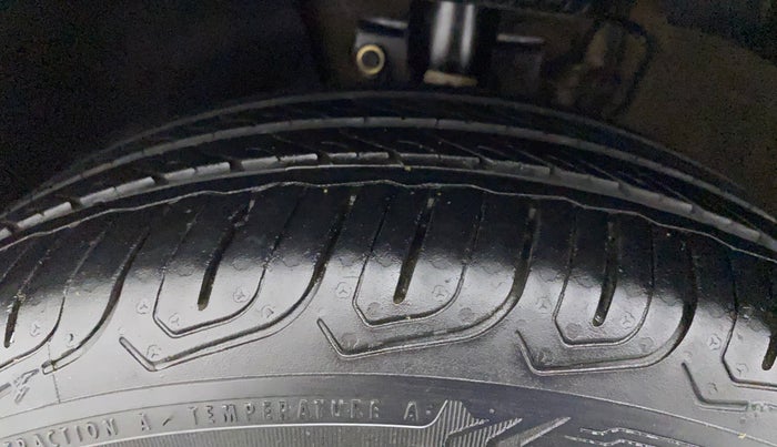 2014 Volkswagen Polo HIGHLINE1.2L, Petrol, Manual, 1,22,614 km, Left Front Tyre Tread