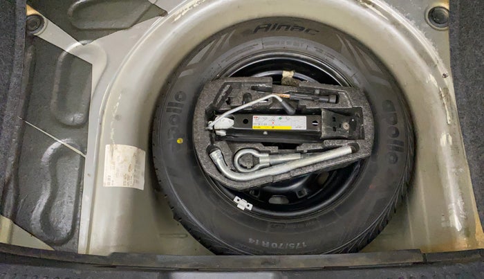 2014 Volkswagen Polo HIGHLINE1.2L, Petrol, Manual, 1,22,614 km, Spare Tyre