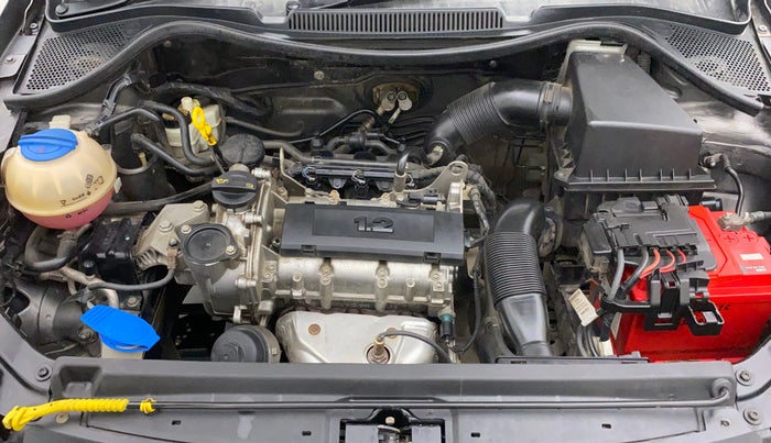 2014 Volkswagen Polo HIGHLINE1.2L, Petrol, Manual, 1,22,614 km, Open Bonet