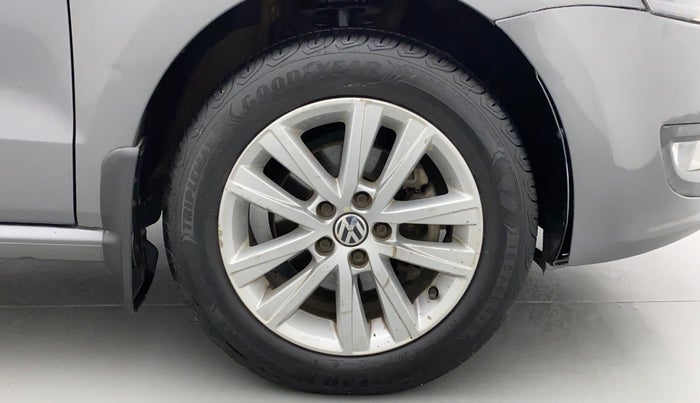 2014 Volkswagen Polo HIGHLINE1.2L, Petrol, Manual, 1,22,614 km, Right Front Wheel