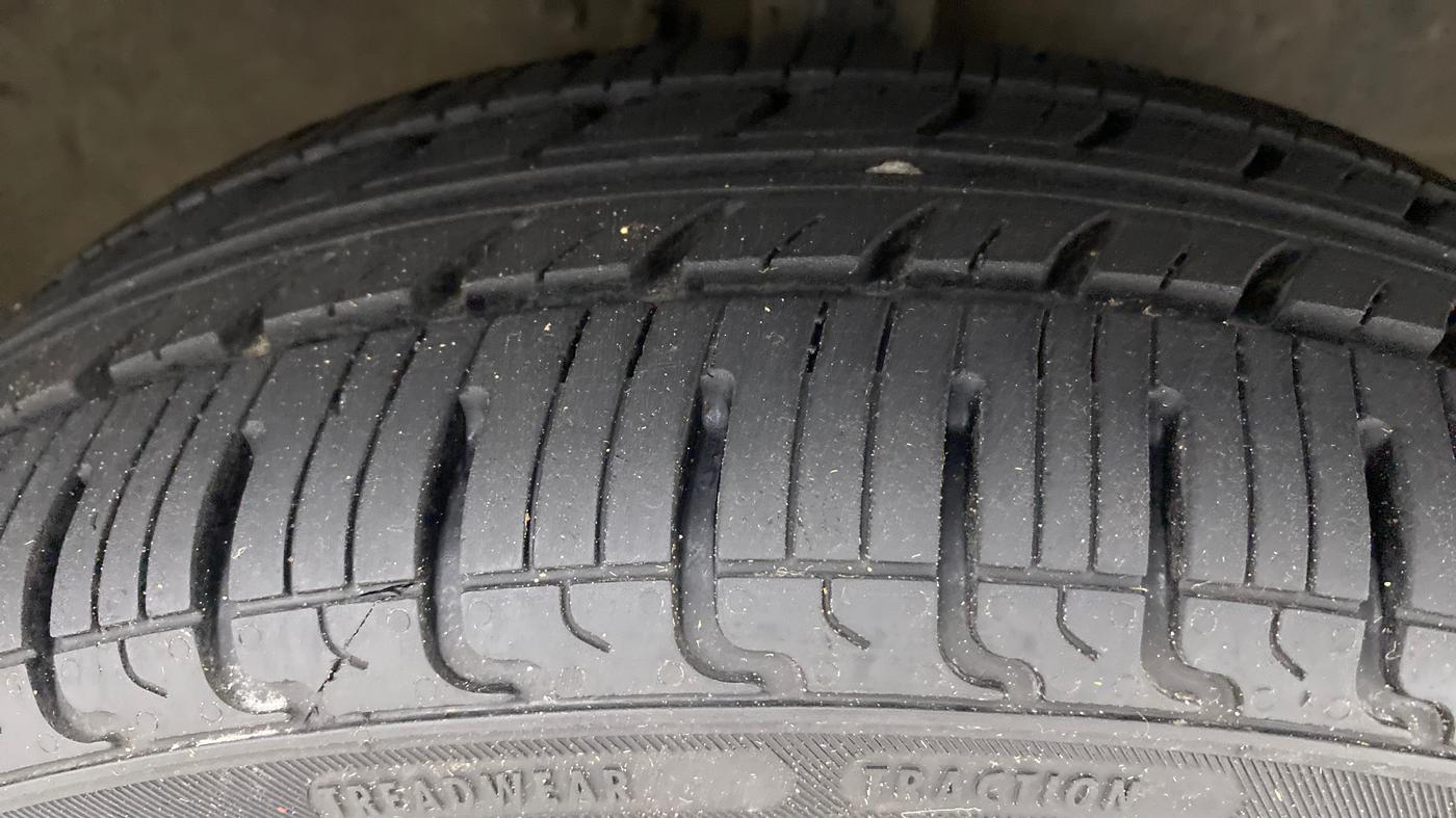 2014 Maruti Wagon R 1.0 VXI, Petrol, Manual, 50,197 km, Right Front Tyre Tread