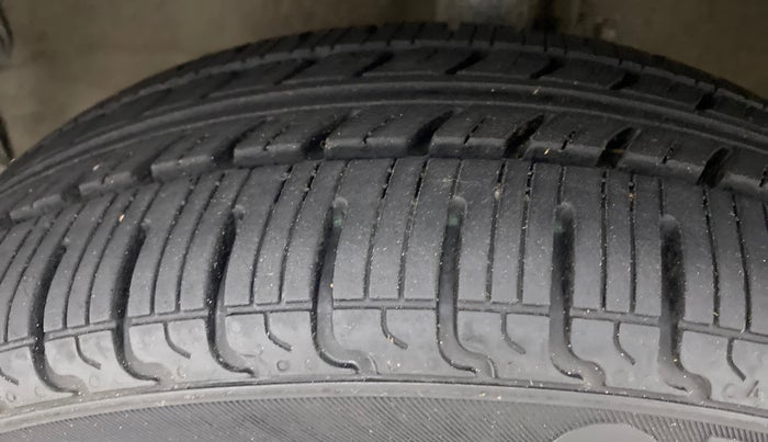 2014 Maruti Wagon R 1.0 VXI, Petrol, Manual, 50,197 km, Left Front Tyre Tread