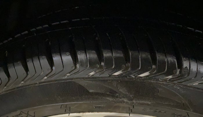 2019 Maruti Ciaz ALPHA  AT 1.5 SHVS PETROL, Petrol, Automatic, 44,903 km, Left Front Tyre Tread