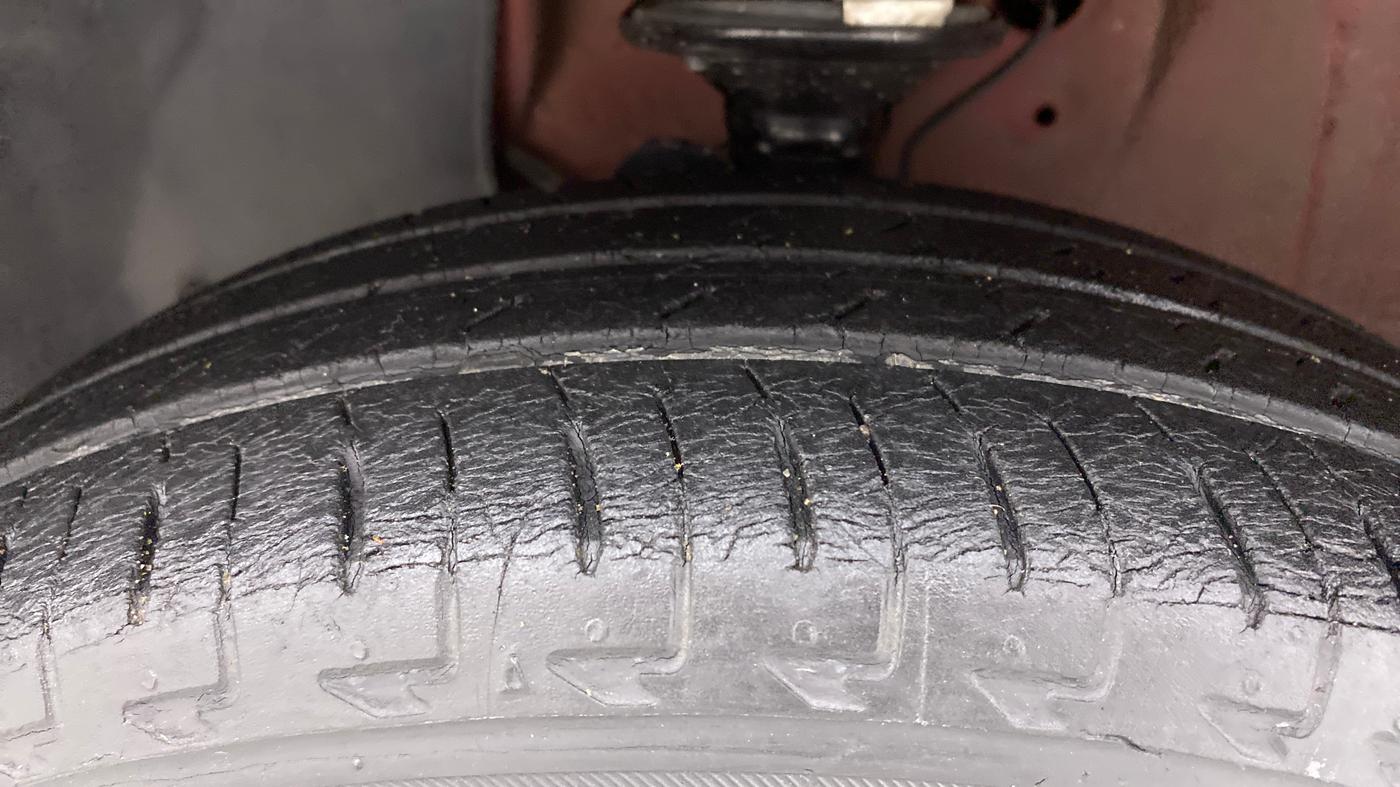 2018 Maruti IGNIS DELTA 1.2 AMT, Petrol, Automatic, 33,509 km, Left Front Tyre Tread