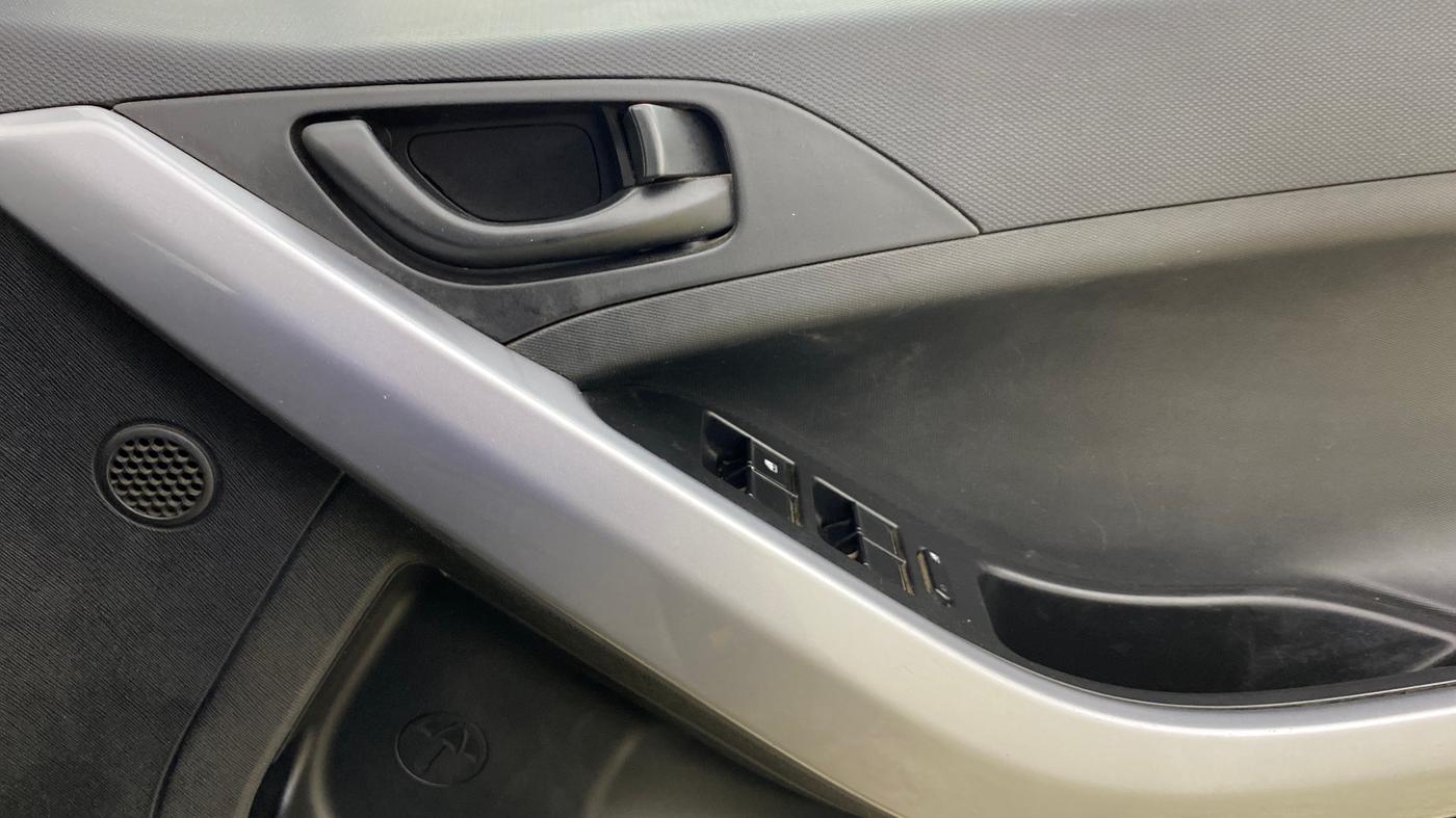 2022 Tata NEXON XM DIESEL, Diesel, Manual, 81,115 km, Driver Side Door Panels Control