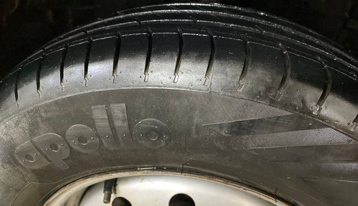 2015 Maruti Swift Dzire LXI (O), Petrol, Manual, 69,940 km, Right Front Tyre Tread