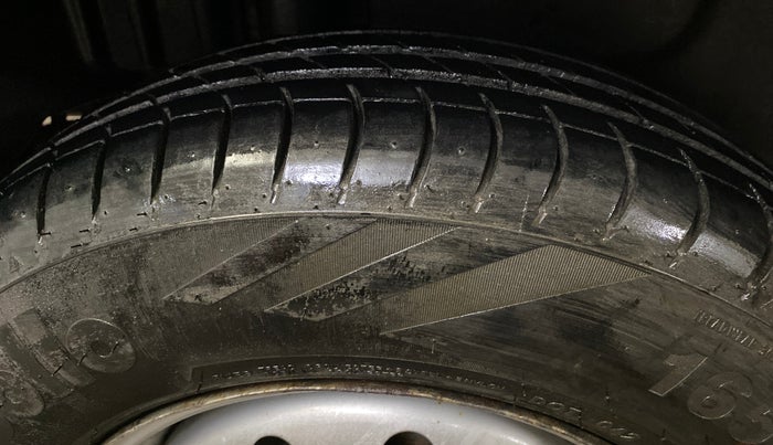 2015 Maruti Swift Dzire LXI (O), Petrol, Manual, 69,940 km, Right Rear Tyre Tread