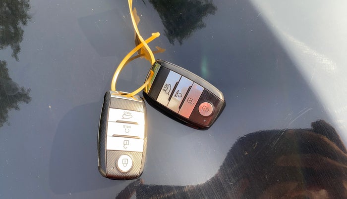 2020 KIA SONET HTX PLUS 1.0 IMT, Petrol, Manual, 1,32,902 km, Key Close Up