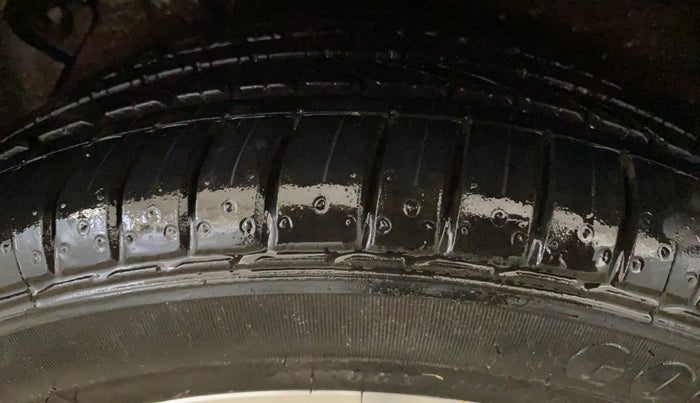 2015 Hyundai Verna FLUIDIC 4S 1.6 VTVT S(O), Petrol, Manual, 42,595 km, Right Rear Tyre Tread