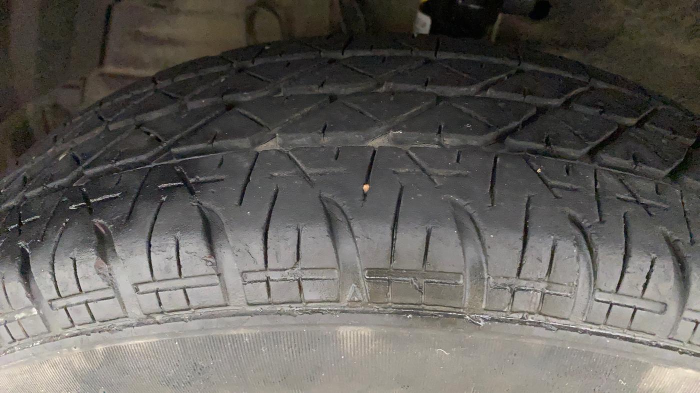 2017 Maruti Swift VXI O, Petrol, Manual, 38,195 km, Left Front Tyre Tread