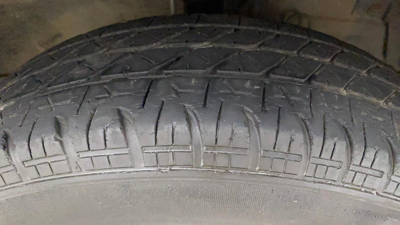 2017 Maruti Swift VXI O, Petrol, Manual, 38,195 km, Right Front Tyre Tread