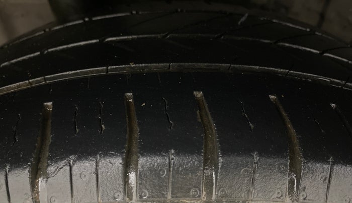 2013 Honda Brio S MT, Petrol, Manual, 73,333 km, Right Rear Tyre Tread