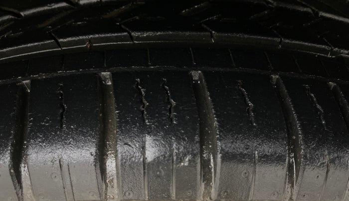 2013 Honda Brio S MT, Petrol, Manual, 73,333 km, Right Front Tyre Tread