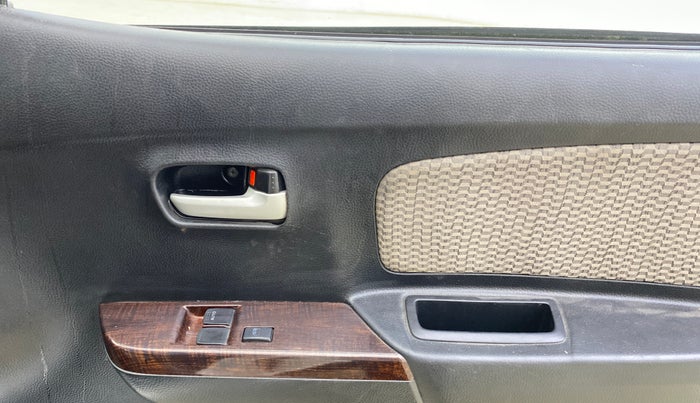 2017 Maruti Wagon R 1.0 LXI, Petrol, Manual, 80,949 km, Driver Side Door Panels Control