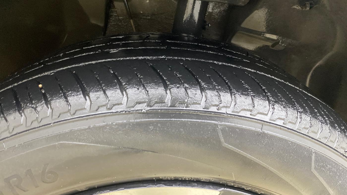 2023 Tata PUNCH ACCOMPLISHED DAZZLE SUNROOF CNG MT, CNG, Manual, 32,960 km, Right Front Tyre Tread