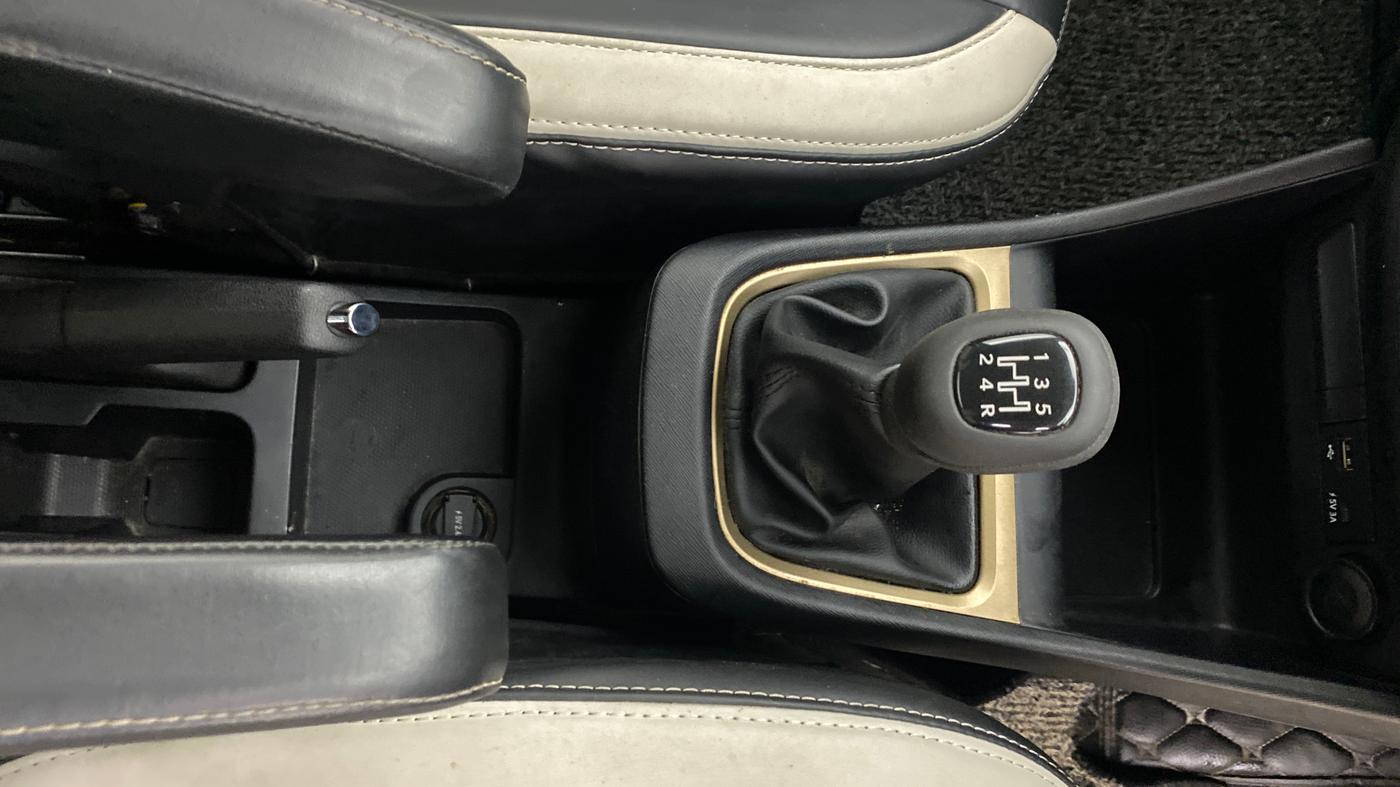 2023 Tata PUNCH ACCOMPLISHED DAZZLE SUNROOF CNG MT, CNG, Manual, 32,960 km, Gear Lever