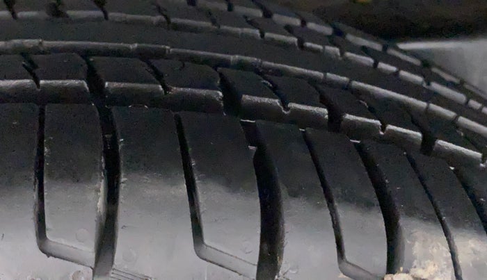 2019 Mahindra TUV300 T8, Diesel, Manual, 84,145 km, Right Front Tyre Tread