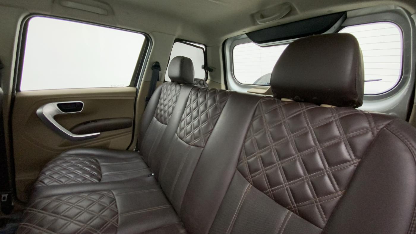 2019 Mahindra TUV300 T8, Diesel, Manual, 84,145 km, Right Side Rear Door Cabin