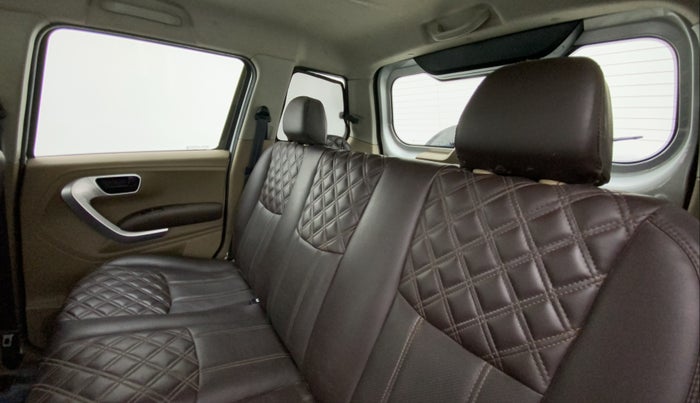 2019 Mahindra TUV300 T8, Diesel, Manual, 84,145 km, Right Side Rear Door Cabin