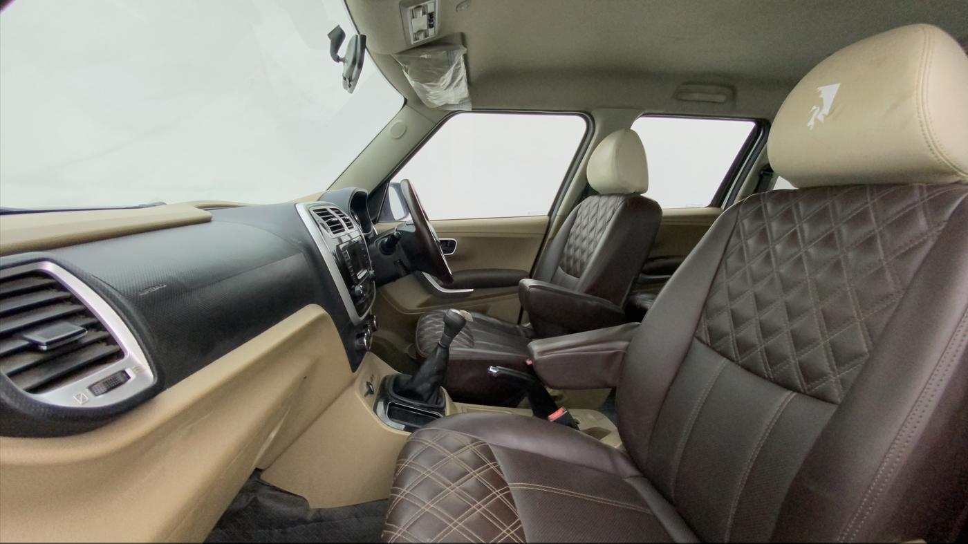 2019 Mahindra TUV300 T8, Diesel, Manual, 84,145 km, Right Side Front Door Cabin