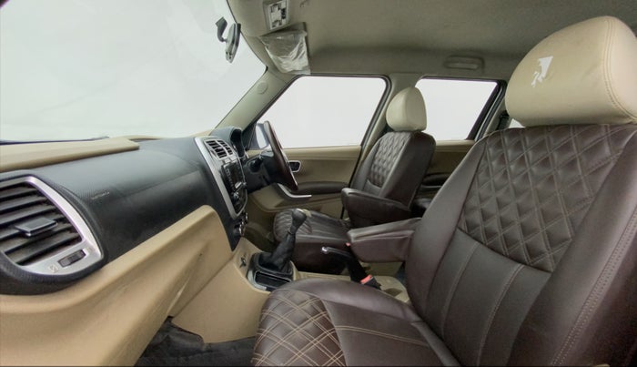 2019 Mahindra TUV300 T8, Diesel, Manual, 84,145 km, Right Side Front Door Cabin