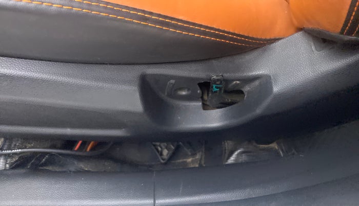 2019 Hyundai Elite i20 SPORTZ PLUS 1.2, Petrol, Manual, 26,880 km, Front left seat (passenger seat) - Seat adjuster lever broken but working