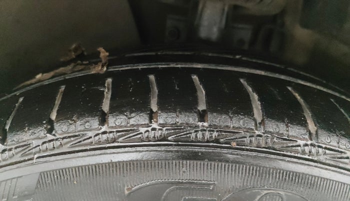 2014 Volkswagen Vento HIGHLINE PETROL AT, Petrol, Automatic, 98,542 km, Left Front Tyre Tread