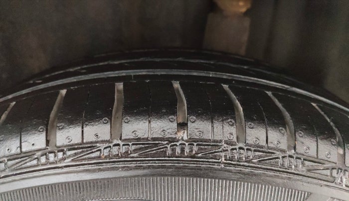 2014 Volkswagen Vento HIGHLINE PETROL AT, Petrol, Automatic, 98,542 km, Left Rear Tyre Tread