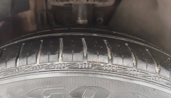 2014 Volkswagen Vento HIGHLINE PETROL AT, Petrol, Automatic, 98,542 km, Right Front Tyre Tread