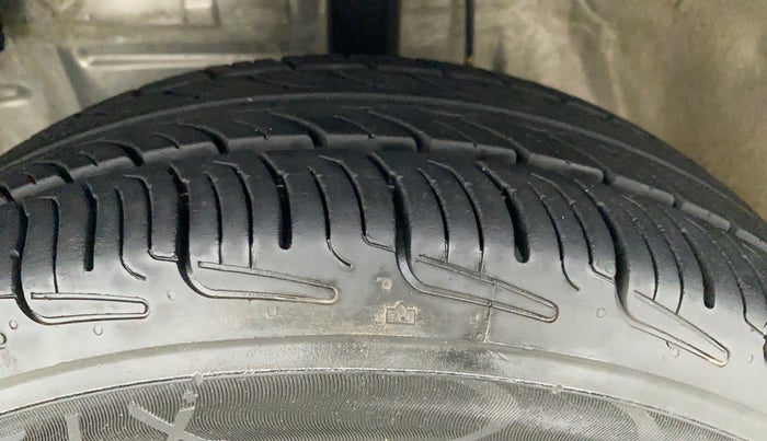 2011 Toyota Etios Liva G, Petrol, Manual, 48,721 km, Left Front Tyre Tread