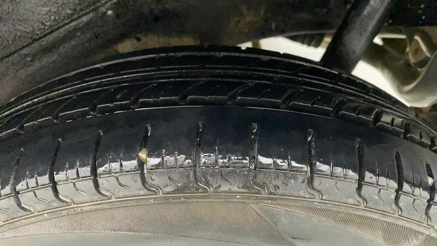 2017 Maruti Wagon R 1.0 LXI, CNG, Manual, 60,482 km, Left Rear Tyre Tread