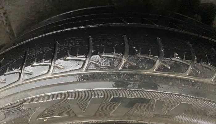 2015 Maruti Ertiga VXI, CNG, Manual, 70,614 km, Left Rear Tyre Tread