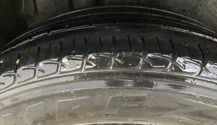 2015 Maruti Ertiga VXI, CNG, Manual, 70,614 km, Right Rear Tyre Tread