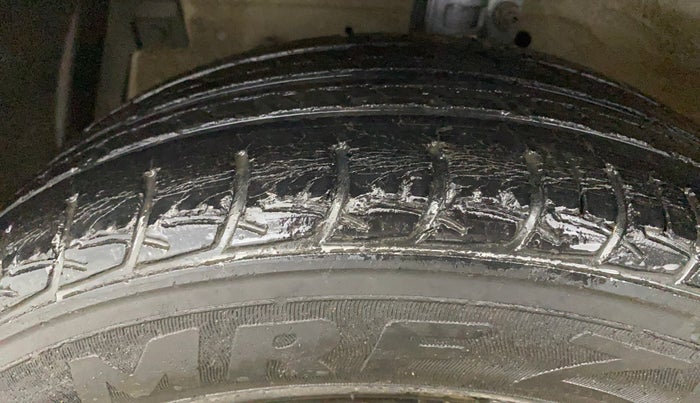 2015 Maruti Ertiga VXI, CNG, Manual, 70,614 km, Left Front Tyre Tread
