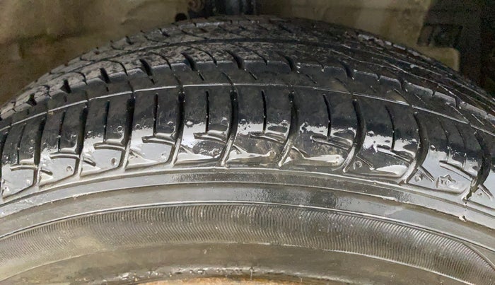 2015 Maruti Ertiga VXI, CNG, Manual, 70,614 km, Right Front Tyre Tread