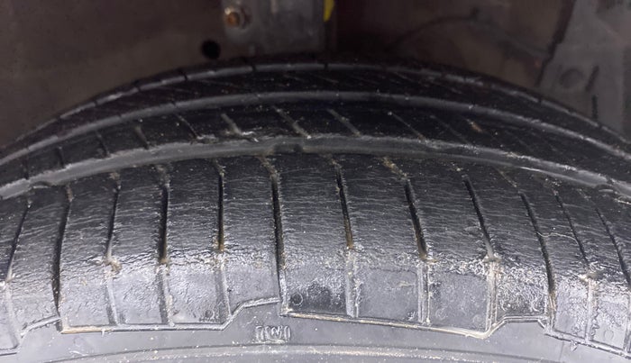 2013 Maruti Ertiga ZDI, Diesel, Manual, 98,482 km, Right Front Tyre Tread