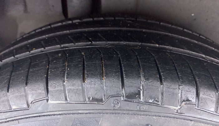 2013 Maruti Ertiga ZDI, Diesel, Manual, 98,482 km, Right Rear Tyre Tread