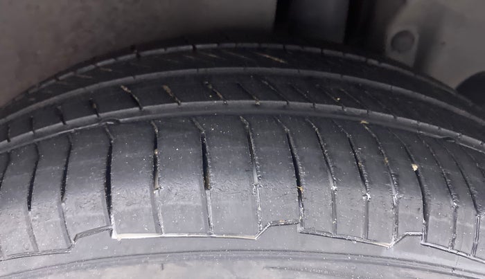2013 Maruti Ertiga ZDI, Diesel, Manual, 98,482 km, Left Rear Tyre Tread