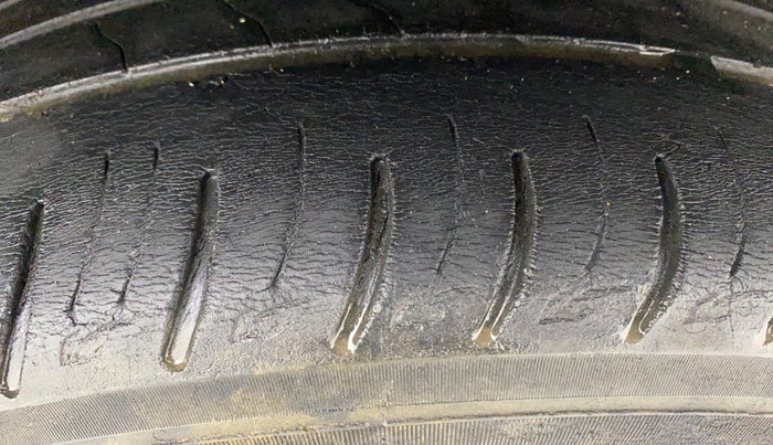 2021 Mahindra XUV300 W8 (O) 1.2 PETROL AMT, Petrol, Automatic, 57,357 km, Left Rear Tyre Tread